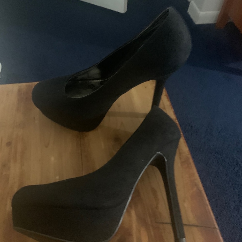 Shoes - Picture 6 of 8